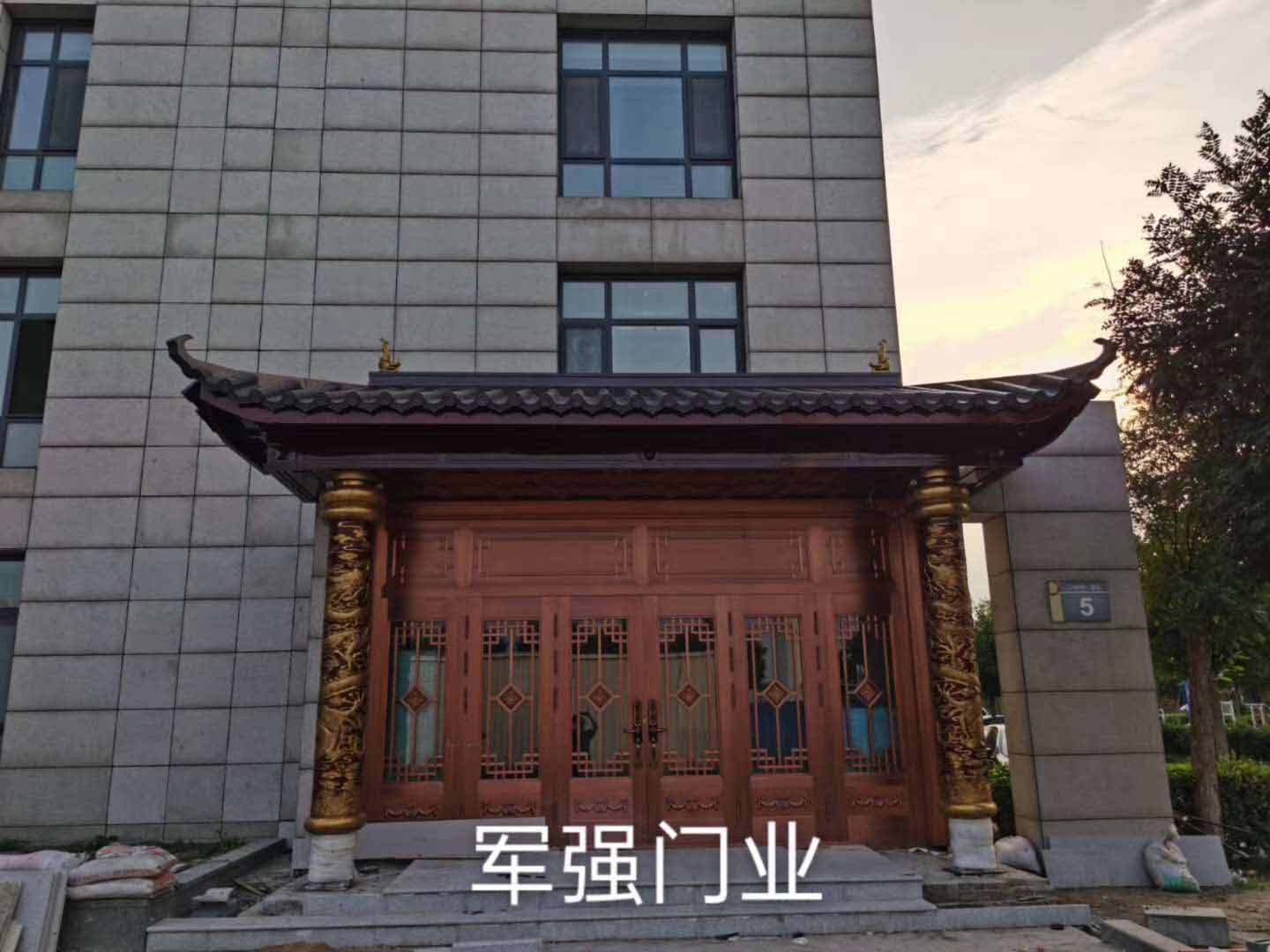 天津獨(dú)棟別墅銅門帶雨棚龍柱